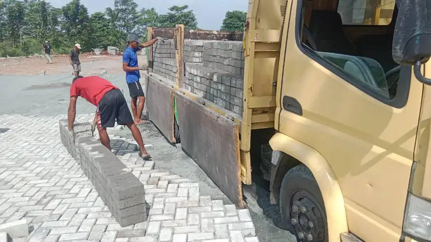 tukang pasang paving block
