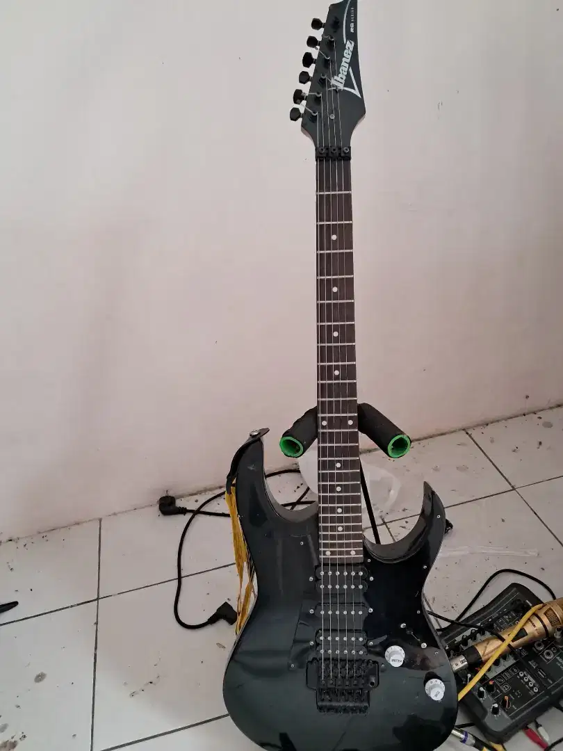 Gitar ibanez RG series dan efex gitar Boss ME 25