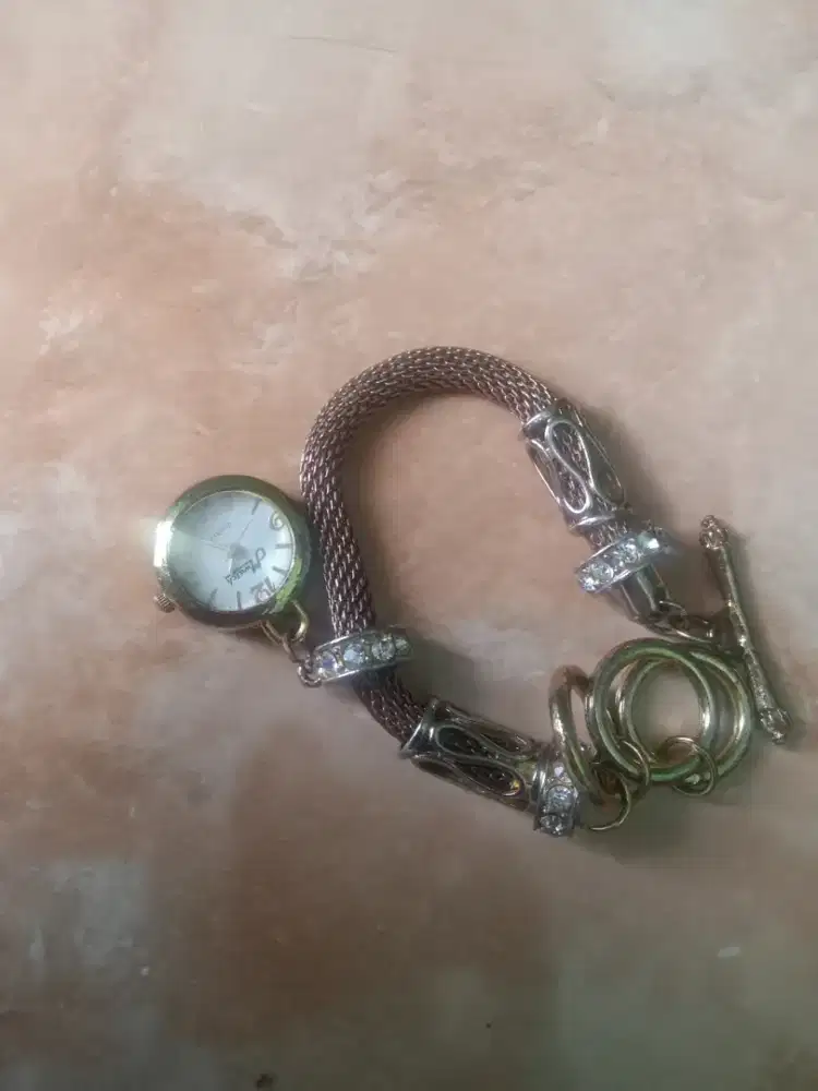 Jam tangan gelang