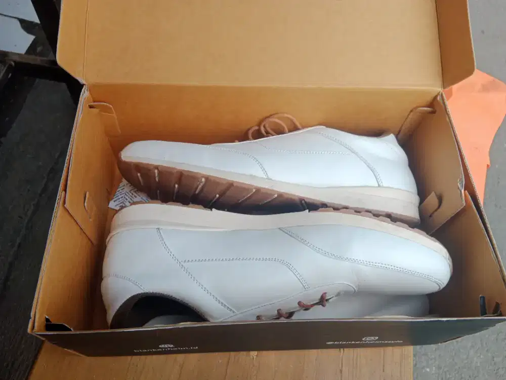 sepatu bekas tapi seperti baru minus baru pake sekali ukuran 43