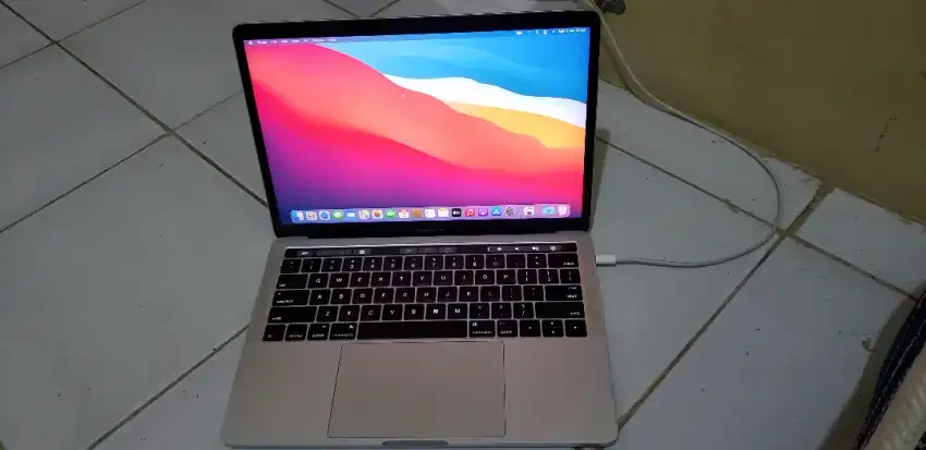 Macbook Pro Touchbar dan fingerprint Tipe A1706 2016