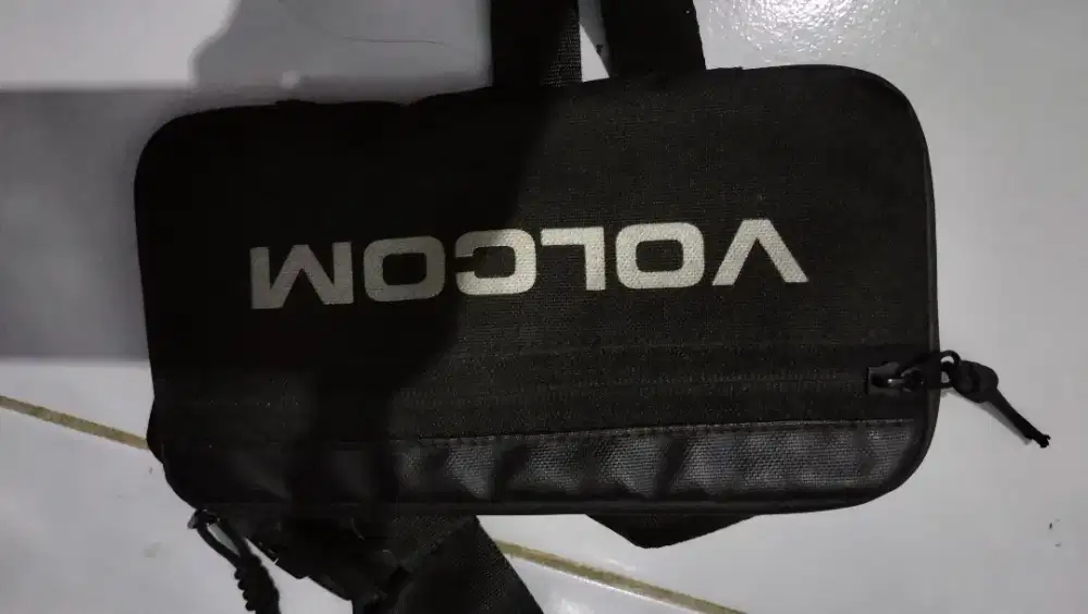Volcom tas pria original ,murahin aja .dari pada ke pake