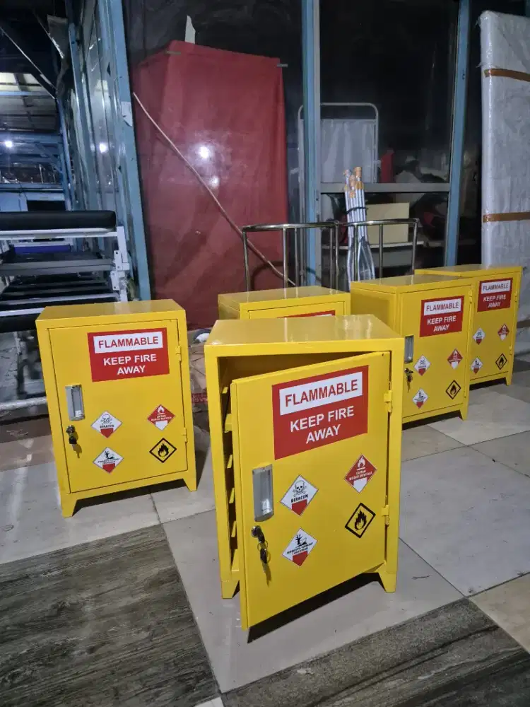 Lemari B3 laboratorium