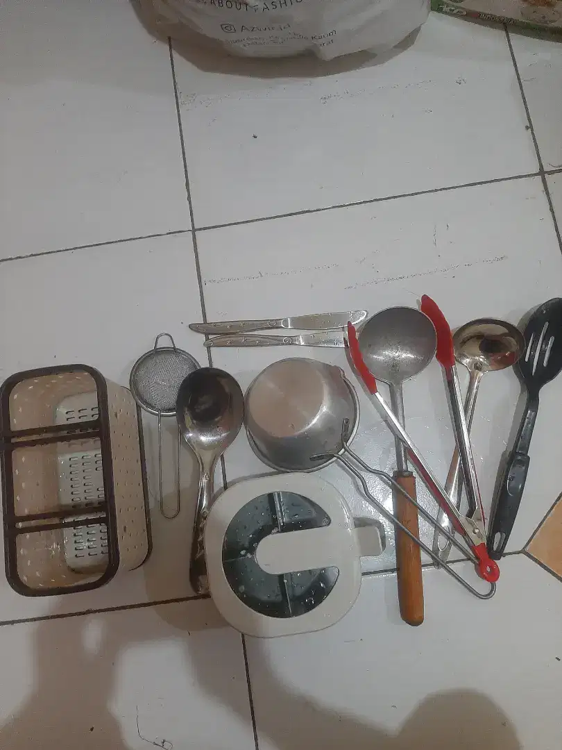 Di jual perlengkapan makan