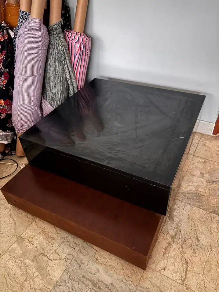 Meja ruang keluarga/coffee table