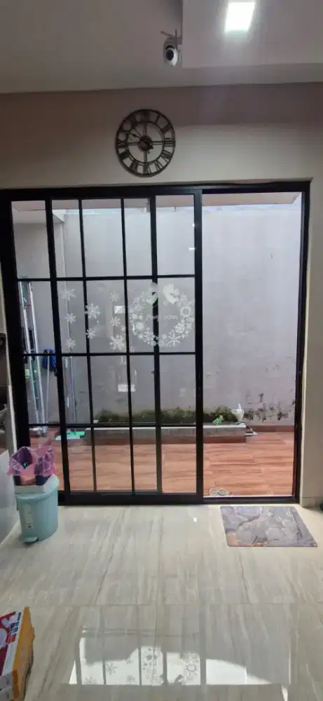 Tukang kaca sekat kantor