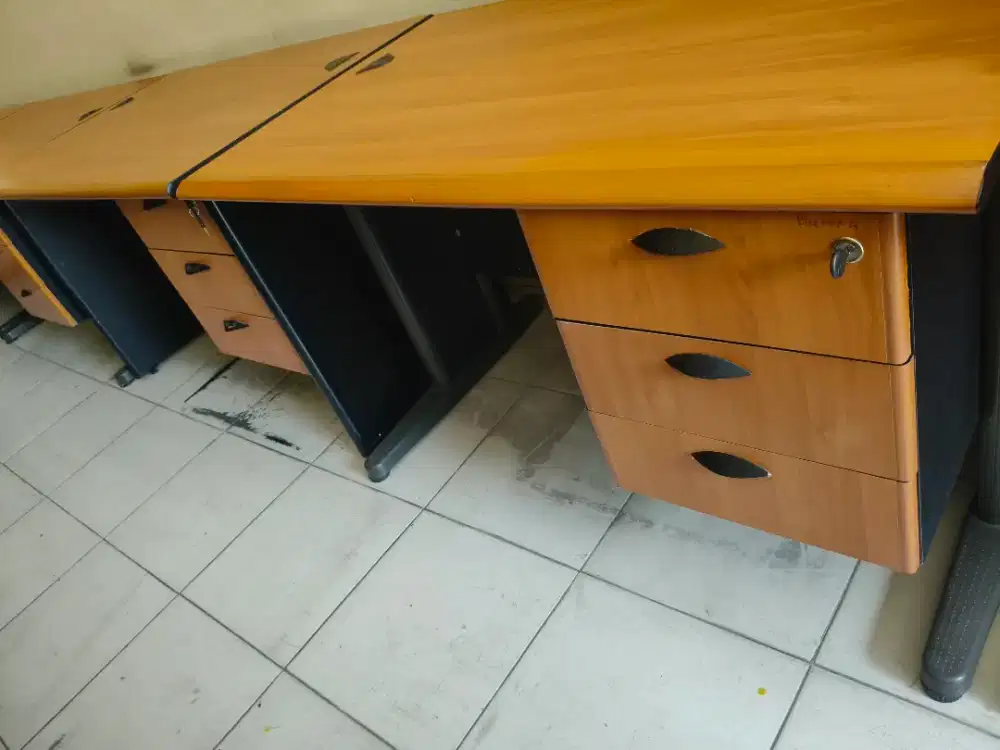 Meja kantor Merk modera