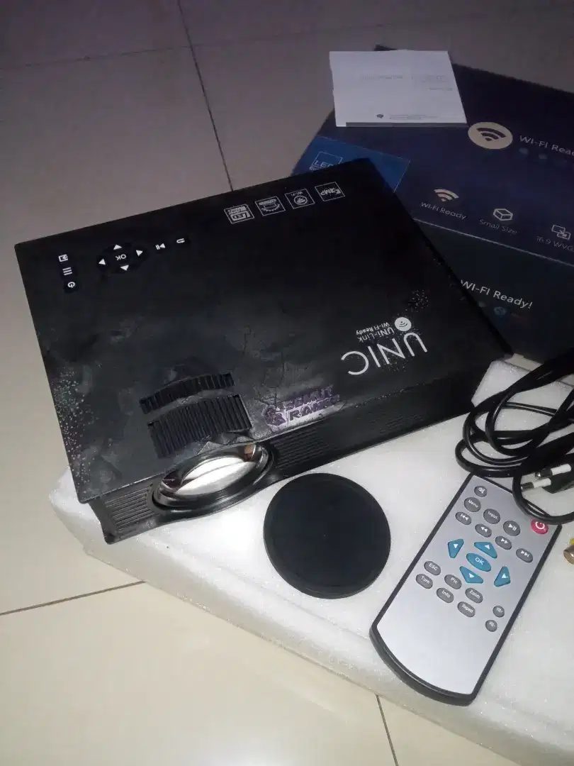 Mini Projector merk UNIC plus Screen