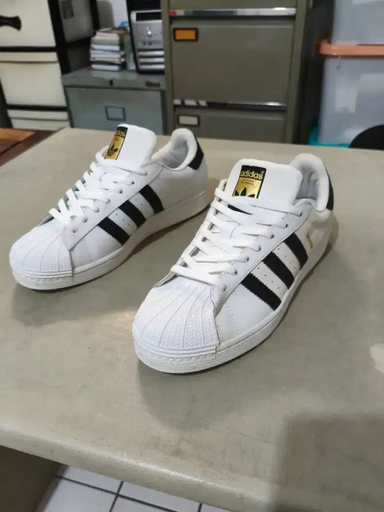 Sepatu sneakers superstar