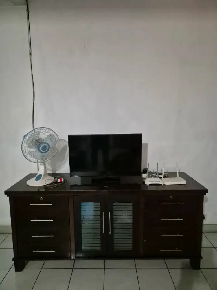 Meja kabinet TV