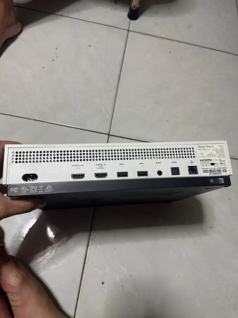 Dijual Cepat Xbox One S , Included 2 Stick