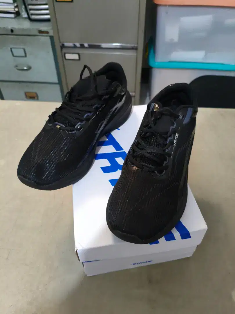 Sepatu running baru with box