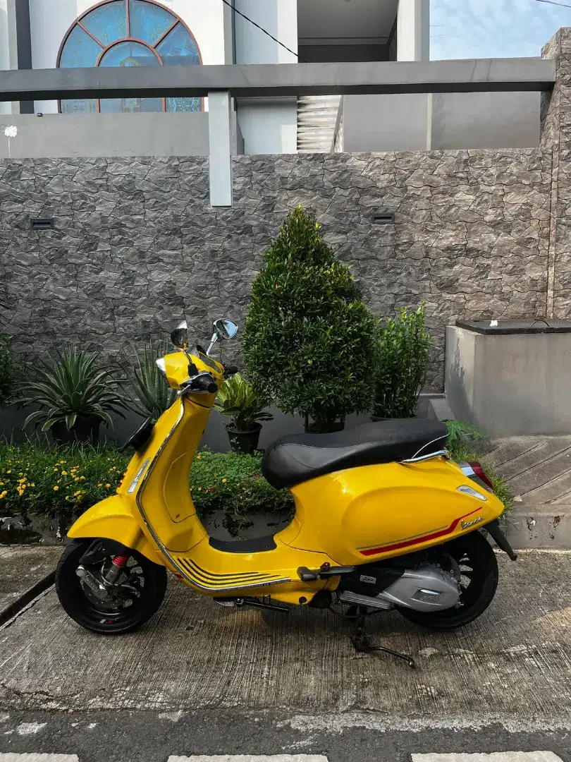 Vespa sprint Piaggio kuning