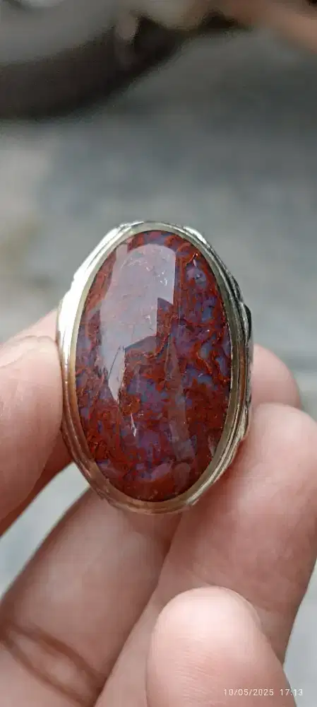 Cincin batu lumut merah waykanan