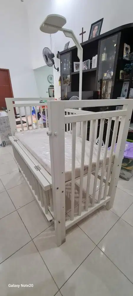 Babycrib. Kasur bayi. Kayu.
