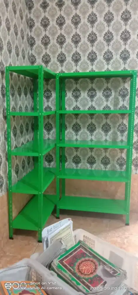 Rak besi kokoh gudang