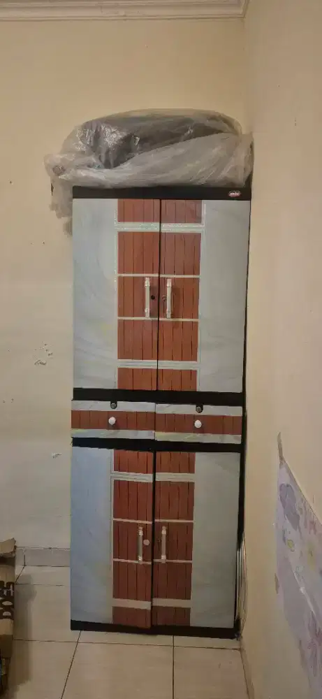 Lemari plastik naiba.