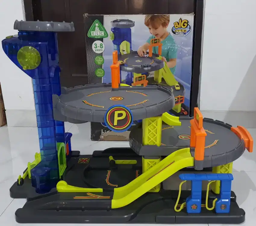 ELC Big City Garage cocok untuk Hot Wheels kondisi mulus spt baru.