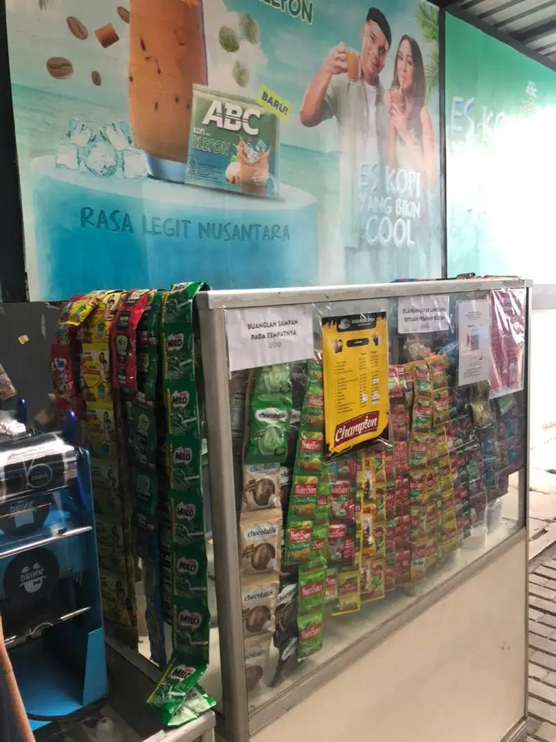 Penjaga Kedai Minum Kantin Kampus