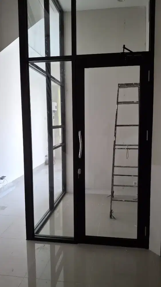 Jasa tukang partisi kaca aluminium