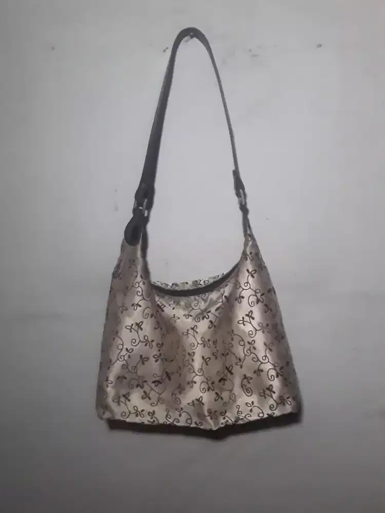 Baca desk--Jual: 1unit Hand-shoulder bag no brand../Masih mulus