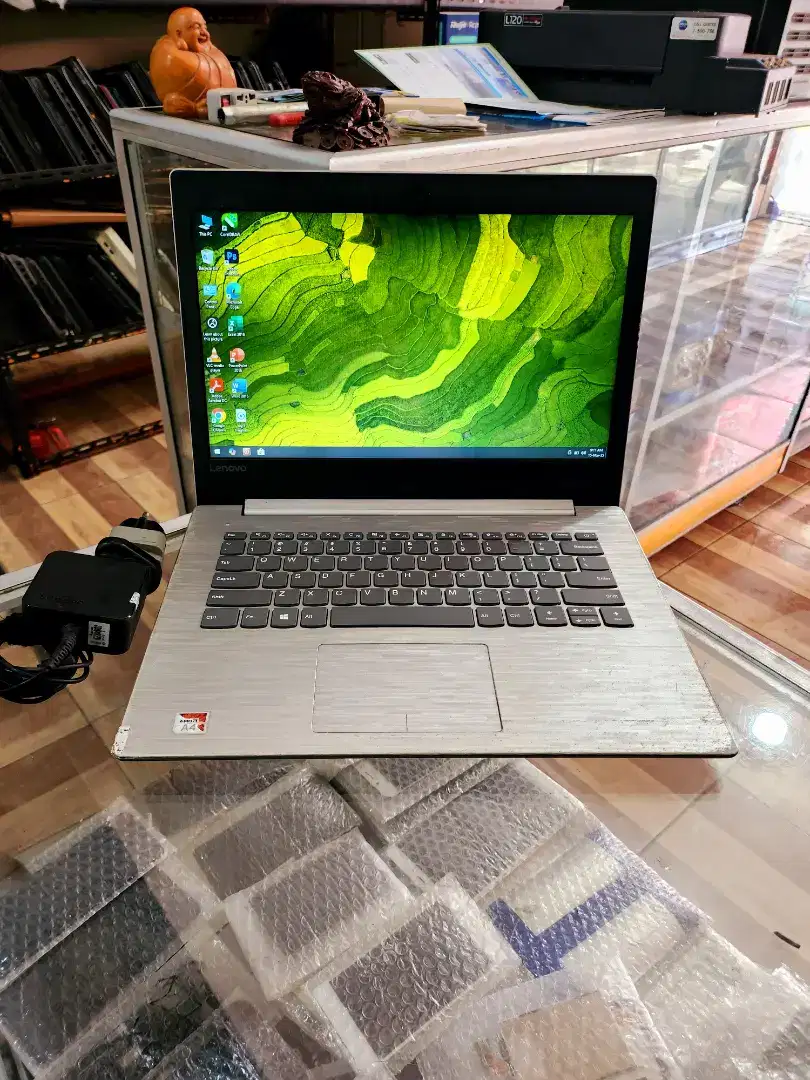 laptop lenovo amd A4 setara core i3. Ram 8Gb ssd 128Gb mantap sekali