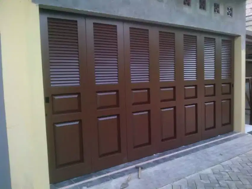 Pintu garasi tikung dan lipat