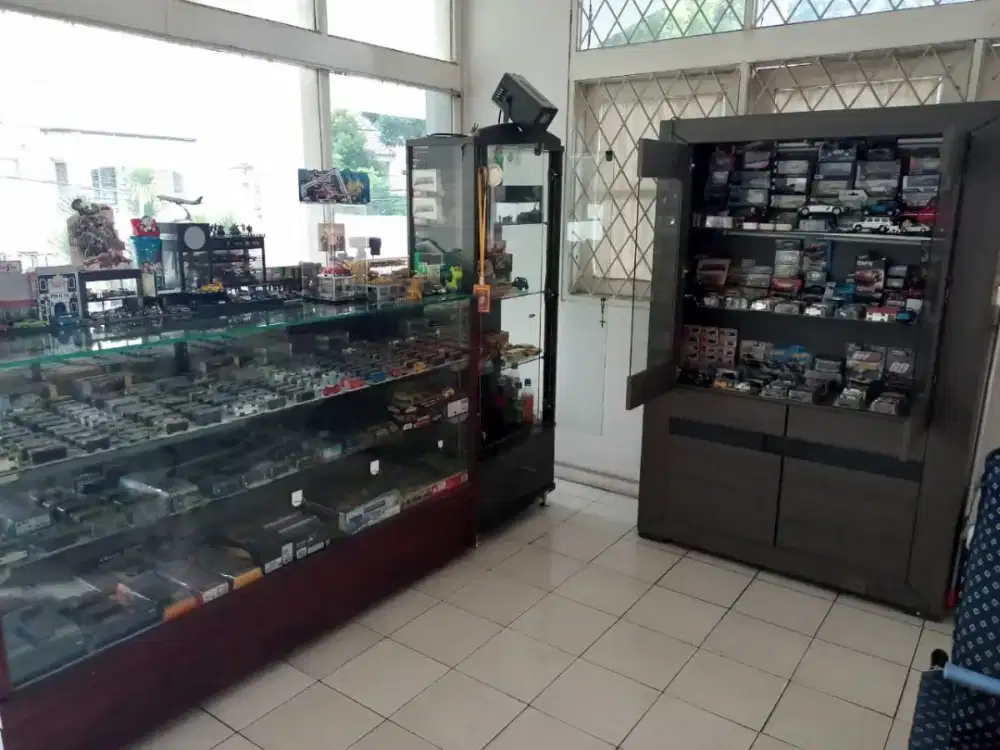 jual borongan ex koleksi diecast berikut lemari TIDAK jual ecer