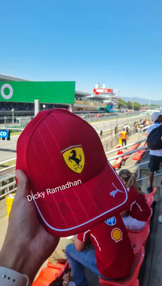 Topi Ferrari Original GP SPAIN ttd CHARLES LECLERC&LEWIS HAMILTON rare