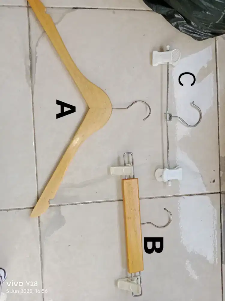 Hanger Kayu, Hanger Besi