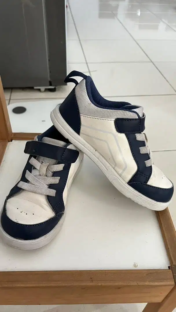 Sepatu anak toezone