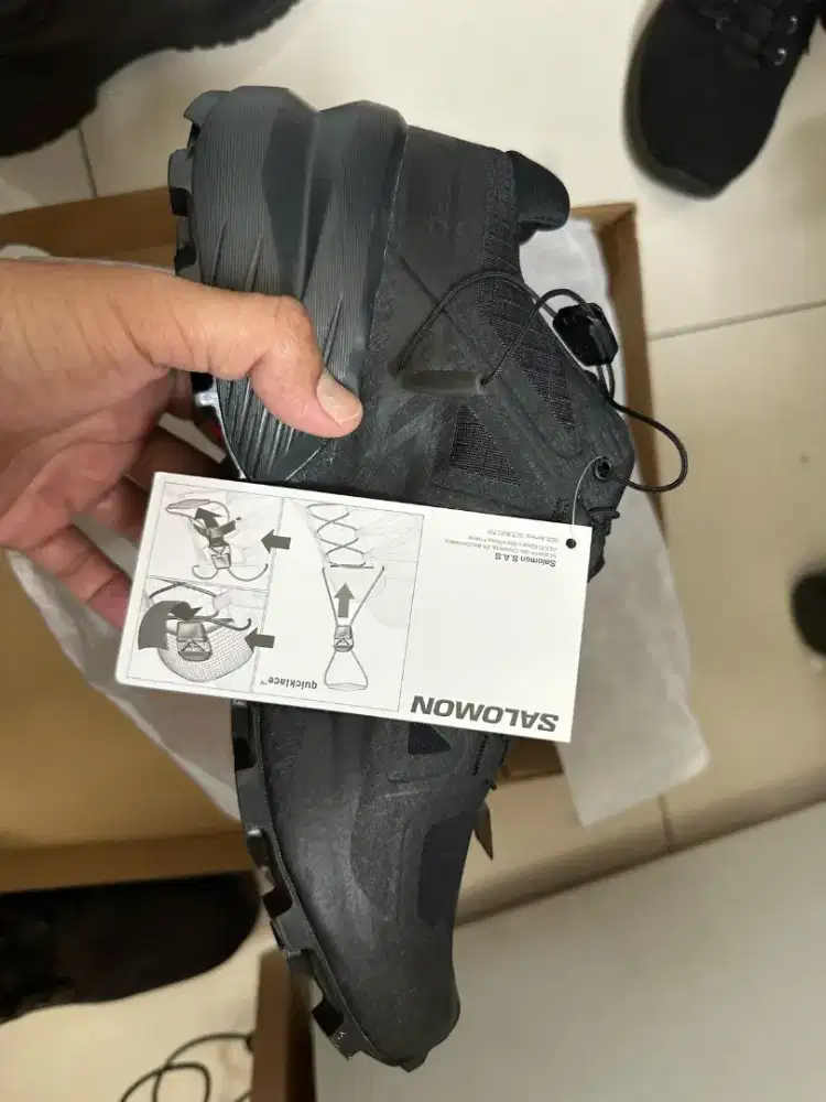 Sepatu salomon track lari