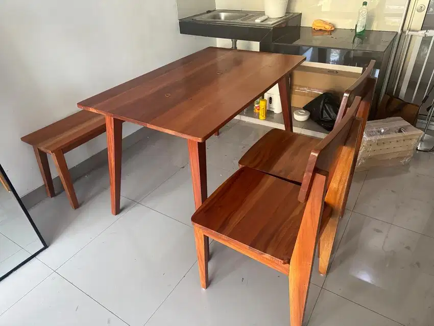 MAHOGANY WOOD DINING TABLE SET