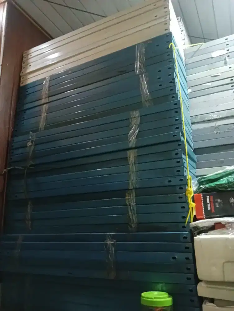 Jual rak besi siku ukuran 30*100*200 isi 5 ambalan seperti baru
