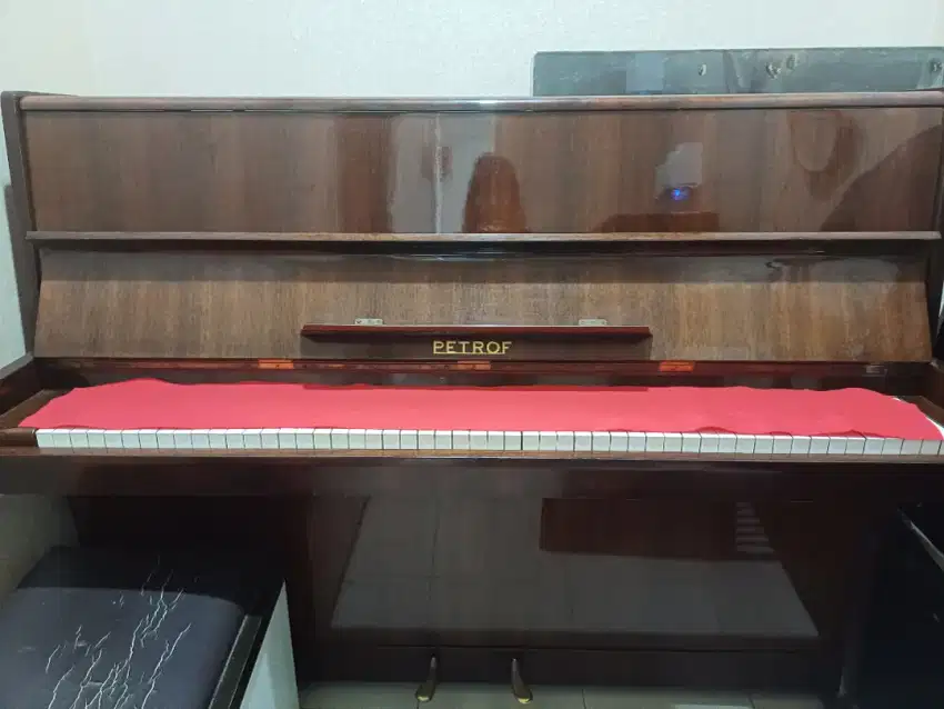 Piano Petrof warna coklat