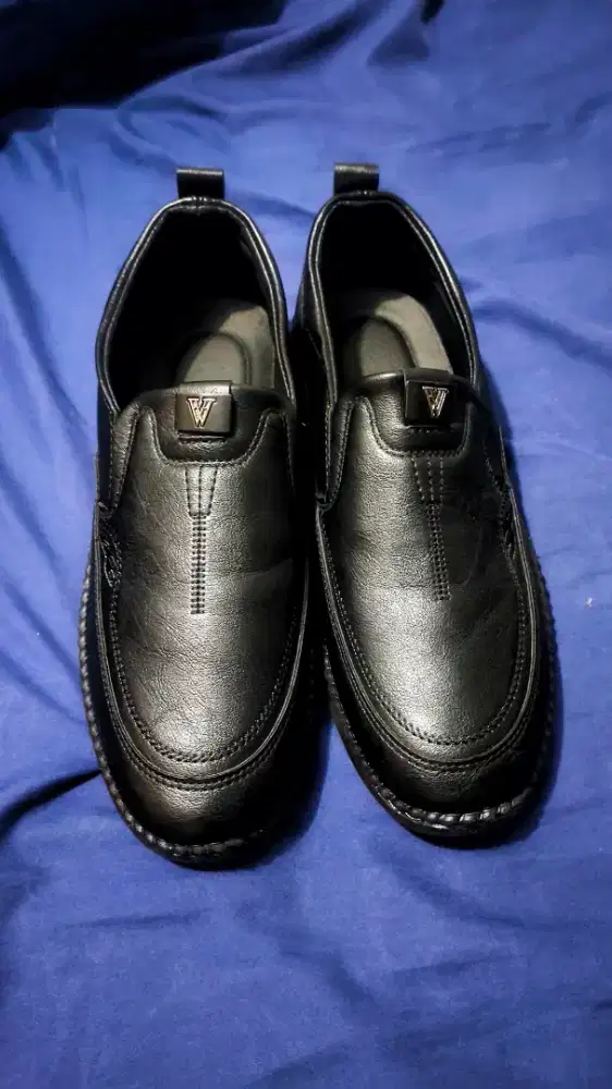 Jual sepatu baru asli batam size 42 kulit warna hitam pekat