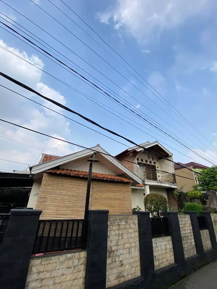 Dijual Rumah Asri 2 Lantai Pancoran Mas Depok Strategis Garasi Besar