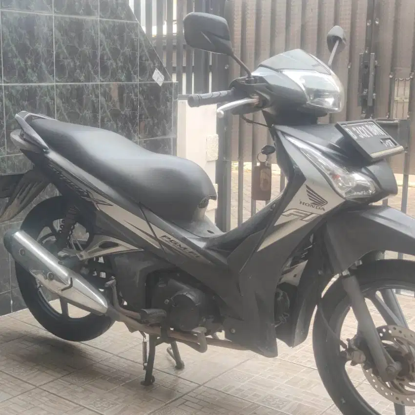 MOTOR ANTIK LEGEND SUPRA X 125 PGM FI HELM IN 2012