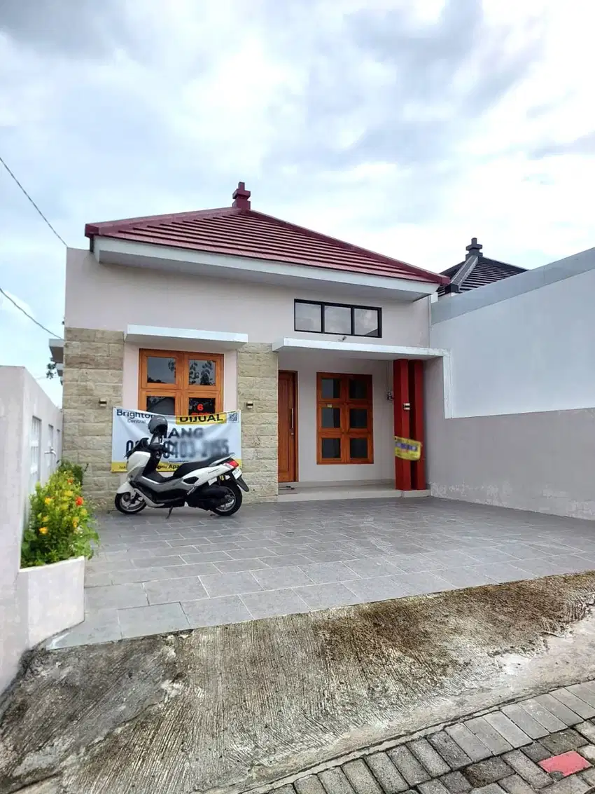 Rumah View Lapangan Bola dekat Jalan Kabupaten