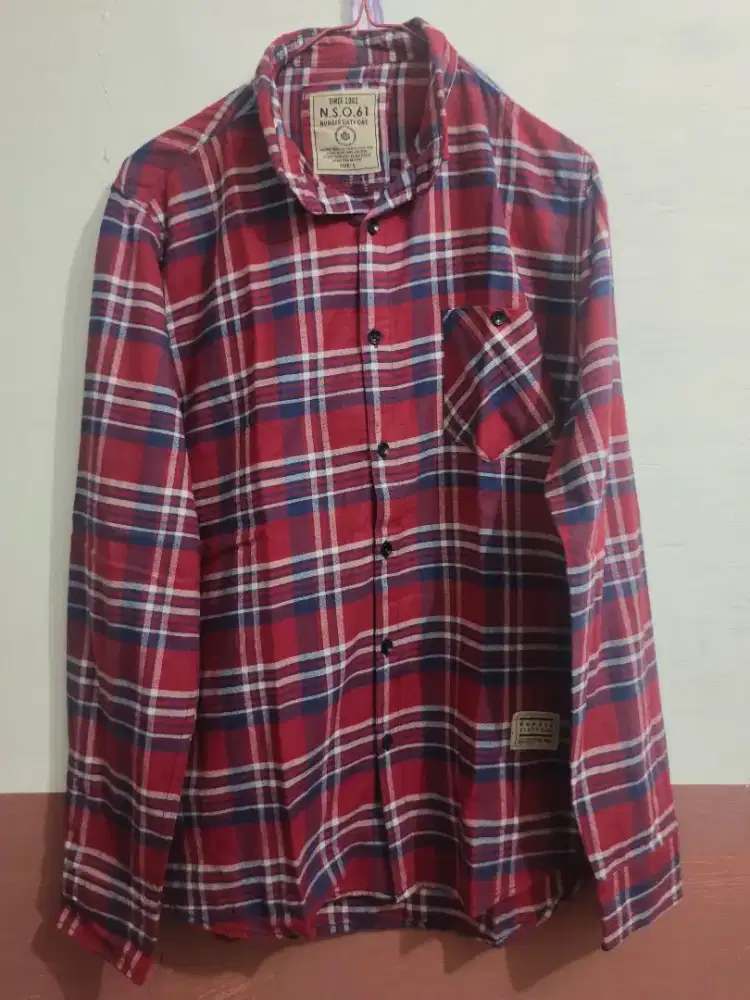 Kemeja kotak-kotak merah maron