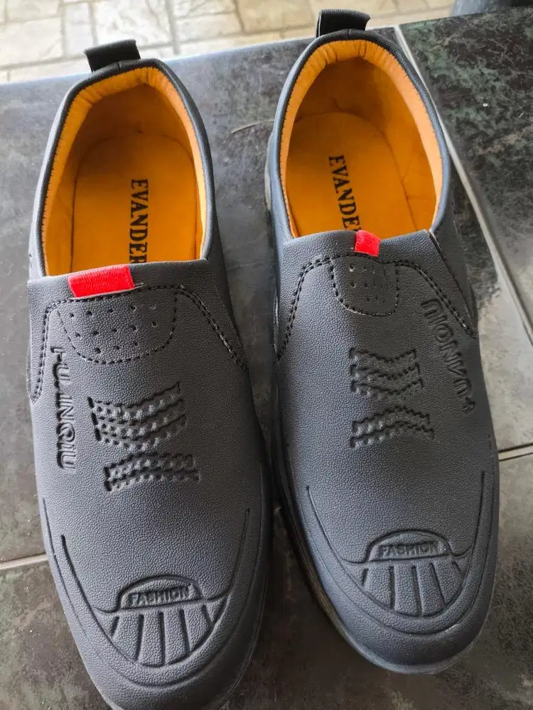 Sepatu Pria Hitam Ukuran 40