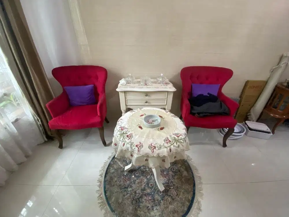 Meja Shabby Chic Klasik & Set Kursi Velvet Merah vintage elegan