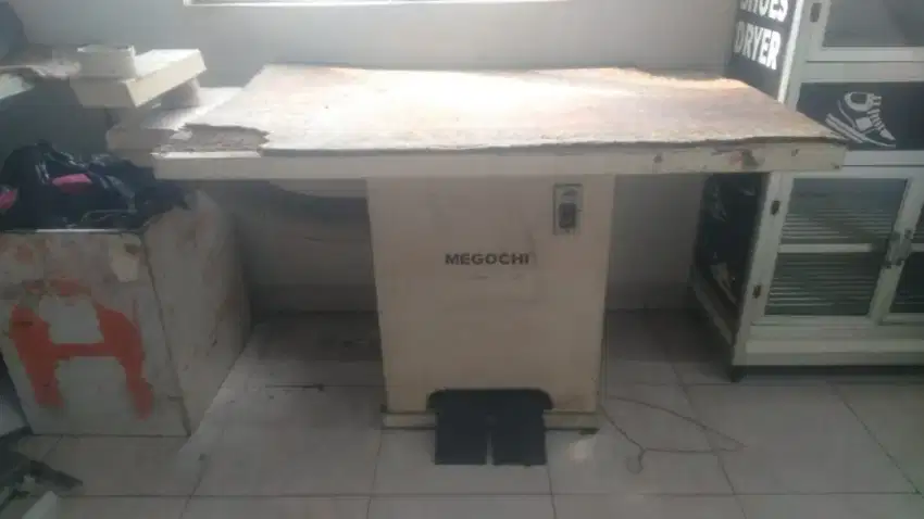 Meja setrika uap Megochi tanpa dinamo