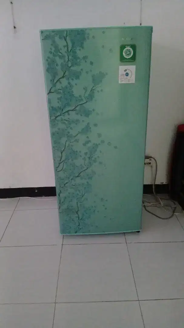 Preloved Kulkas 1 pintu Merk Sharp