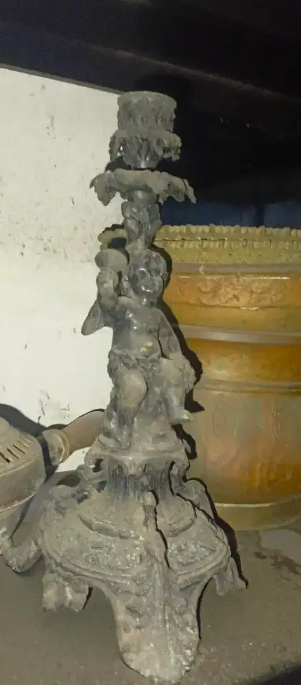 Tempat Lilin dengan putto kerubik