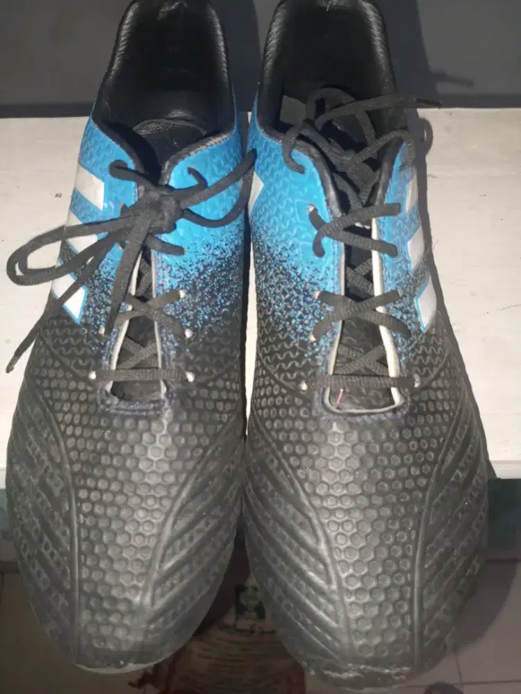 Sepatu futsal Adidas