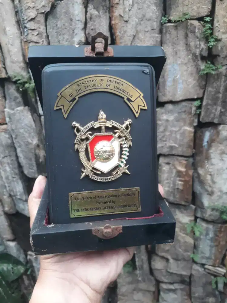 Antik Plakat kenang kenangan dari rektor Unhan cocok diatas meja kerja