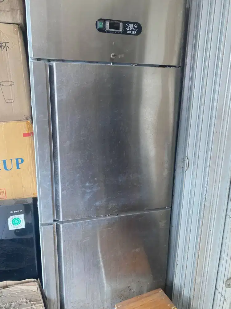 upright chiller merk GEA 2 pintu 550 liter