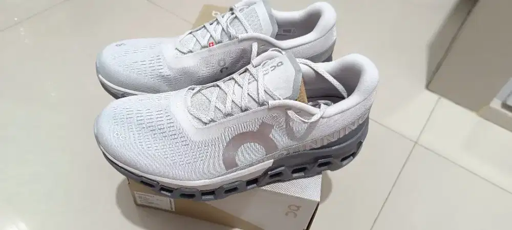 SEPATU MERK ON RUNNING CLOUDMONTERS 2 SIZE UK10.5 ER45 WHITE GREY