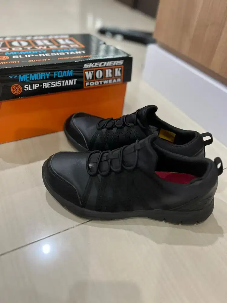 Sepatu Skechers ukuran 38